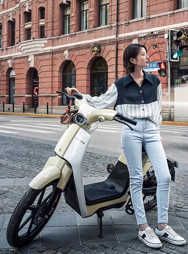 五羊-本田（WUYANG-HONDA）本田Honda cub e 幼兽城市智能锂电3C新国标电动车 浅灰色